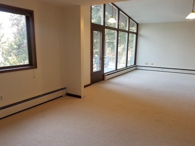 Building Photo - Stunning 3 bed, 2 bath home in historic Ro...