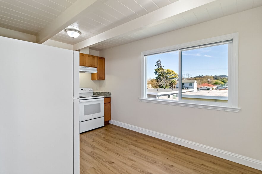 Building Photo - 1970 Powell St