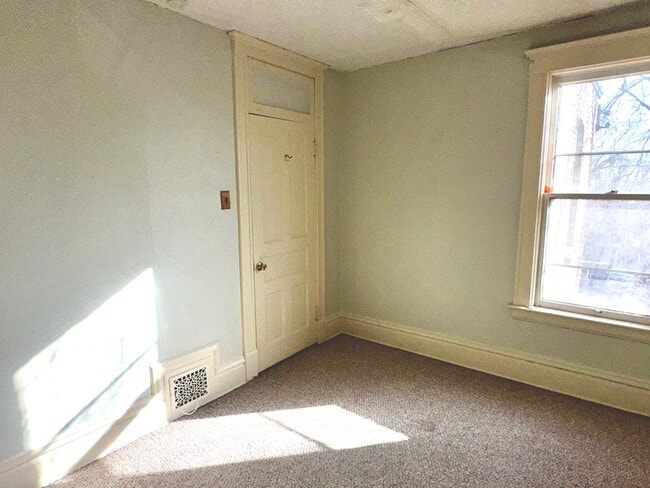 Building Photo - 1212 E 3rd St