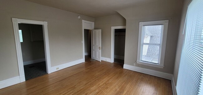 Building Photo - 4 bed 2 bath