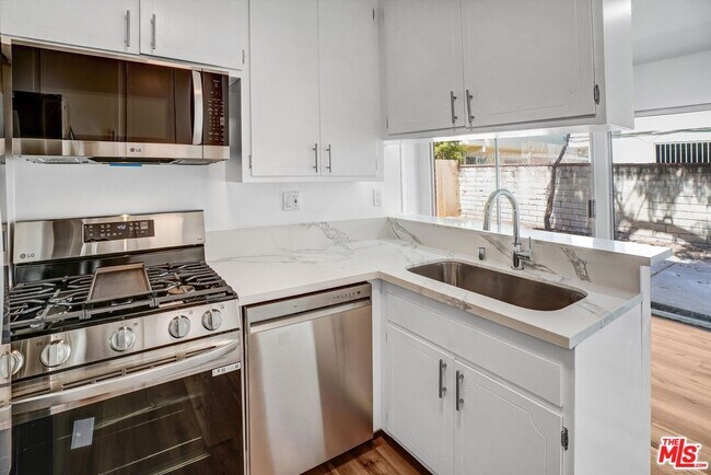 Building Photo - 3670 Greenfield Ave