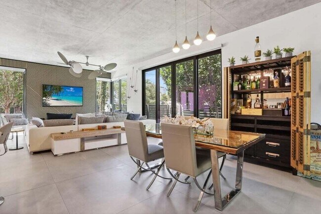 Building Photo - 925 NE 6th St