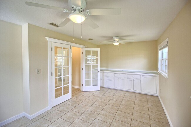 Building Photo - 323 Elm Dr