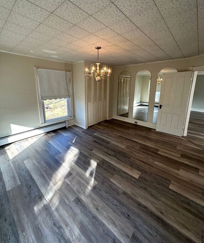 Building Photo - 2027 Lincoln Way E