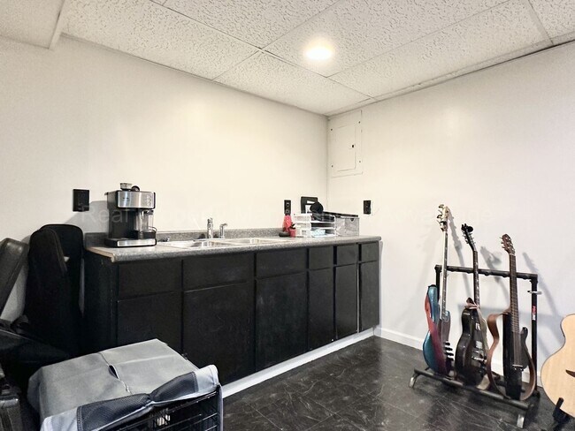 Building Photo - Beautifully Updated 2-Bedroom Townhouse w/...