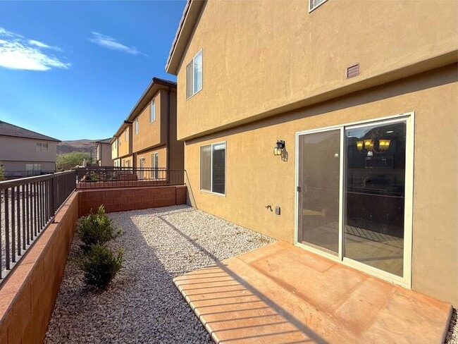Building Photo - 4 Bed, 2.5 Bath Home with 2 Car Garage