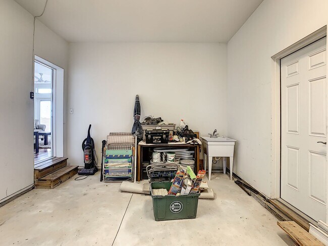 Building Photo - 631 Tahiti Ct