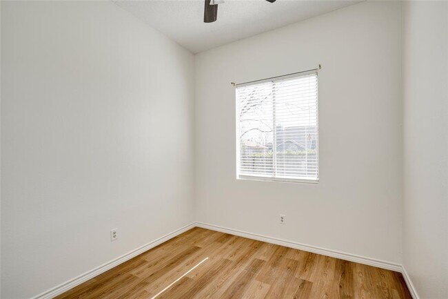 Building Photo - 2007 Castle View Dr