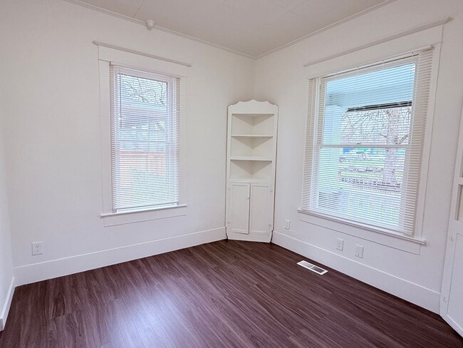 Building Photo - Charming 4BR with Modern Updates & Large Fenced Yard in SE Portland!