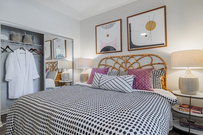 Building Photo - Bright, Open, & $500 Off