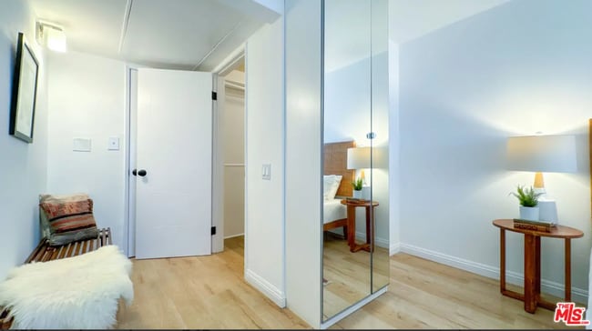 Building Photo - 532 N Rossmore Ave