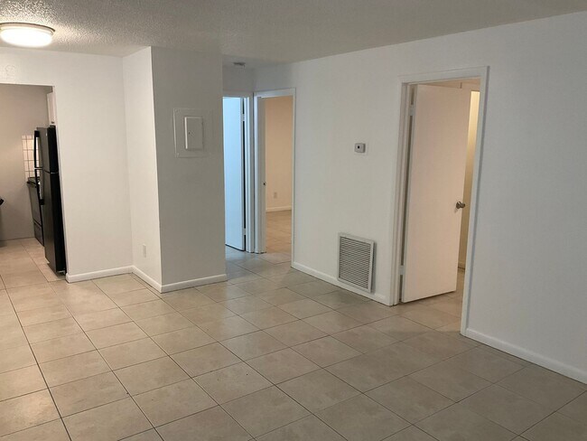 Building Photo - Vero Beach 2 Bedroom 1 Bath