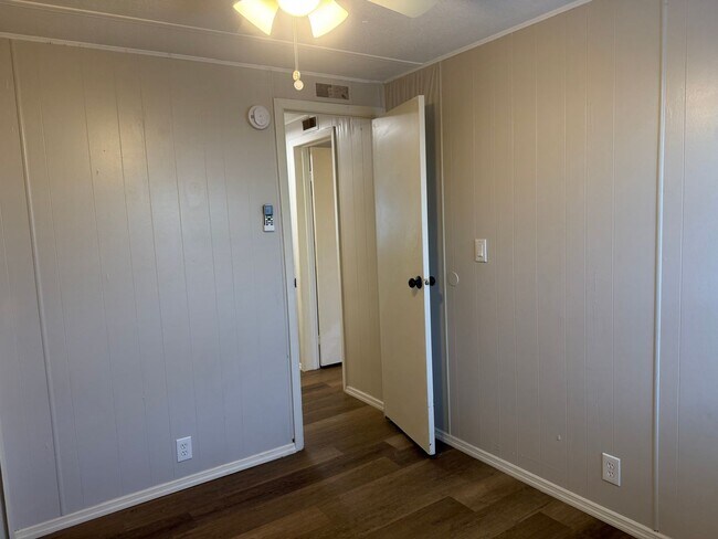 Building Photo - 3 bedroom 2 bath