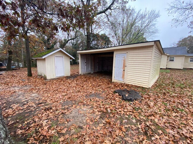 Building Photo - Freshly renovated 4 bedroom 2 bathroom hou...