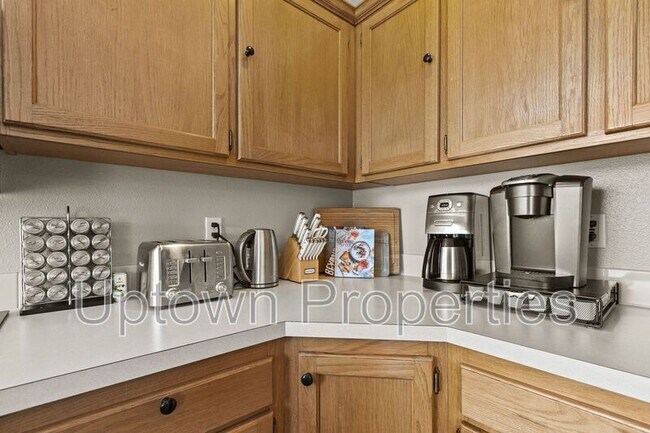Building Photo - 753 SE Boysen Ln