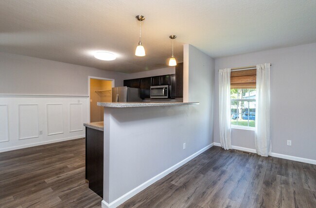 Building Photo - 524 Midlake Dr NE