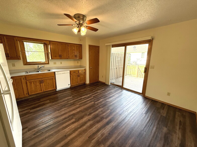 Building Photo - 1505 E Cedar Cir