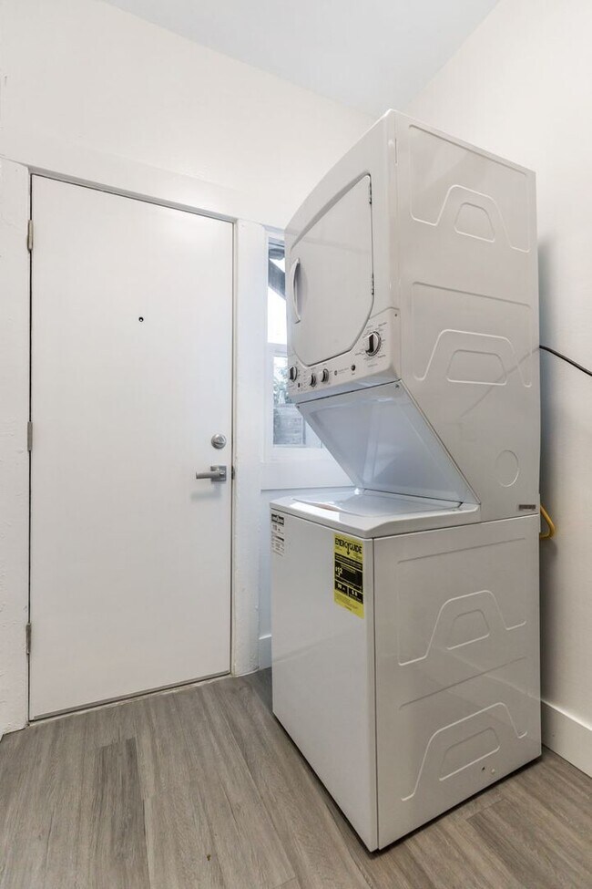 Building Photo - Beautiful 2 bedroom in Echo Park/Silver Lake with parking!