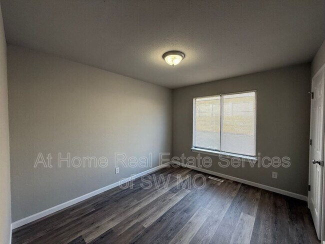 Building Photo - 721 E Bain St