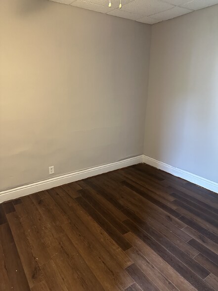 Building Photo - 3022 Bank St