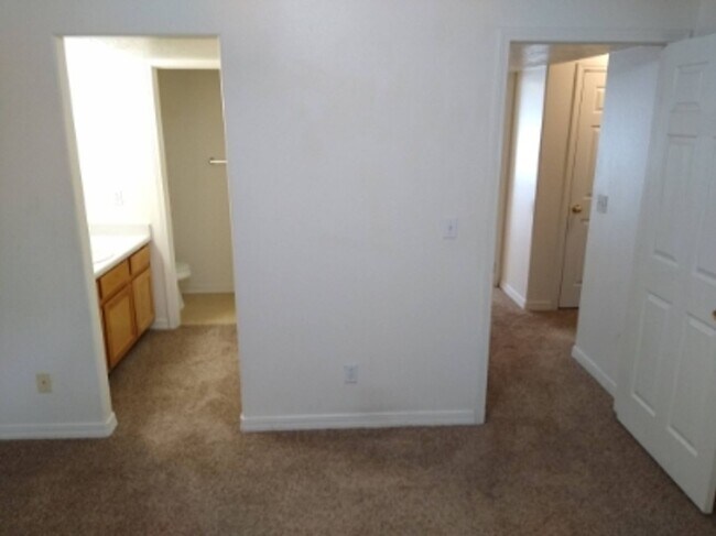 Building Photo - Cozy Student Housing! Private Rooms Available with Private Bathroom!