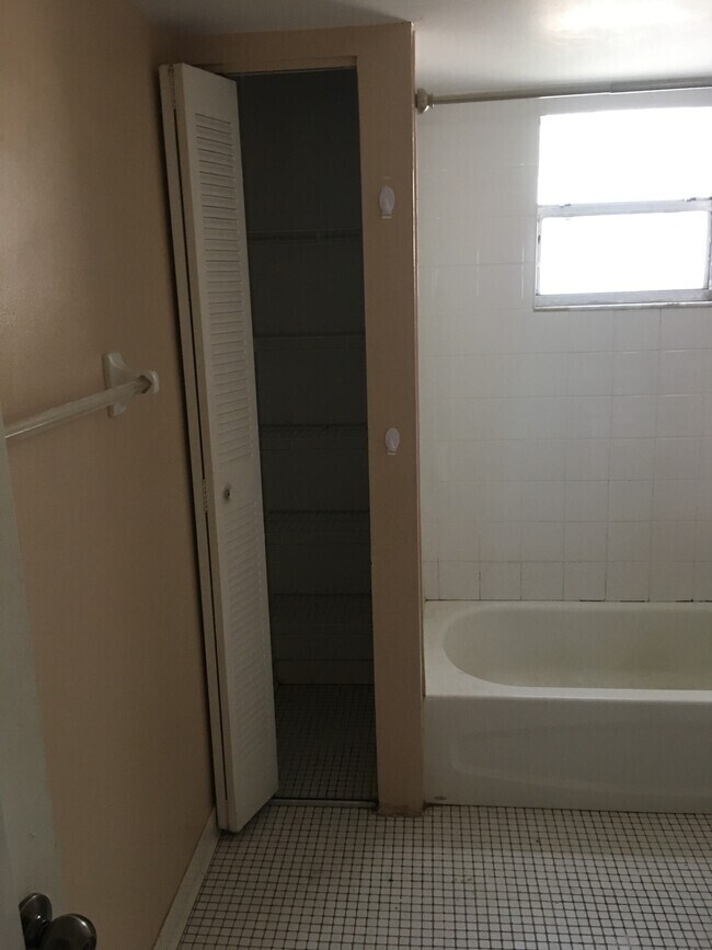 Building Photo - 303 Gardens Dr