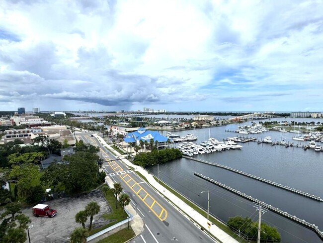 Building Photo - Stunning Penthouse with Amazing Views!