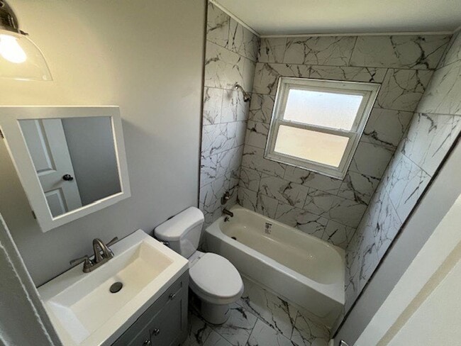 Building Photo - 67 Brooks St