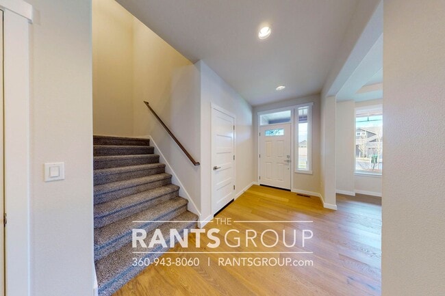 Building Photo - Beautiful Home! Easy JBLM Commute!