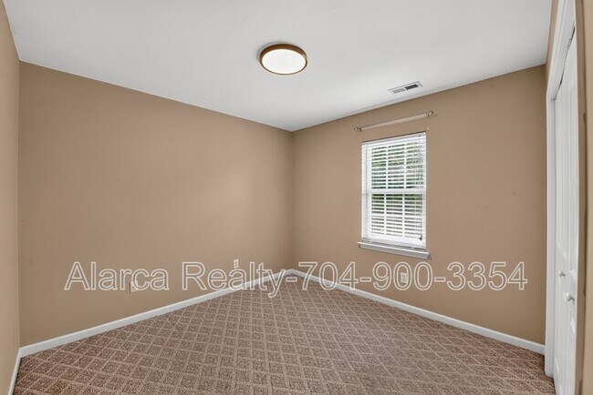 Building Photo - 290 Sweetmartha Dr
