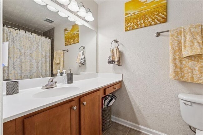 Building Photo - 135 N River Dr