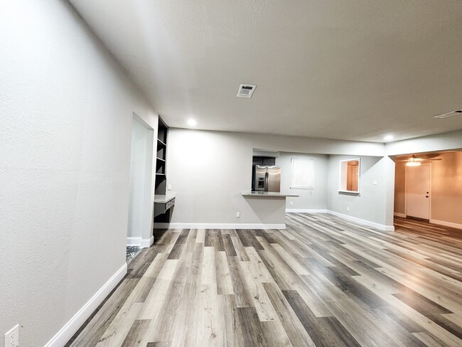 Building Photo - 9750 Hillis St