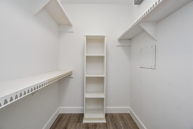 Building Photo - 357 N Post Oak Ln