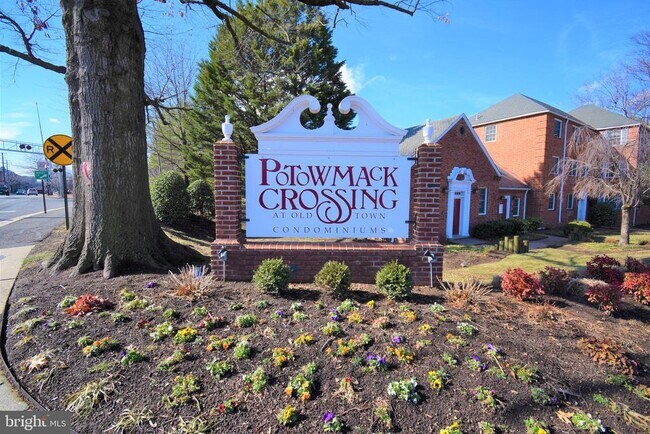 Building Photo - 1706 W Abingdon Dr