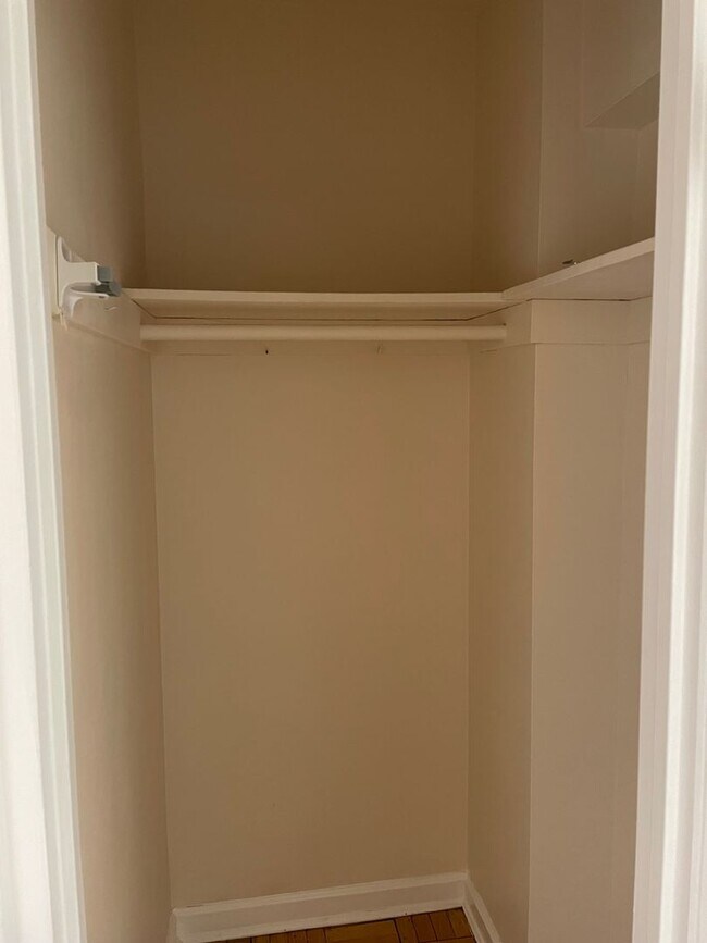 Building Photo - Spacious Studio Apartment in Cleveland Park