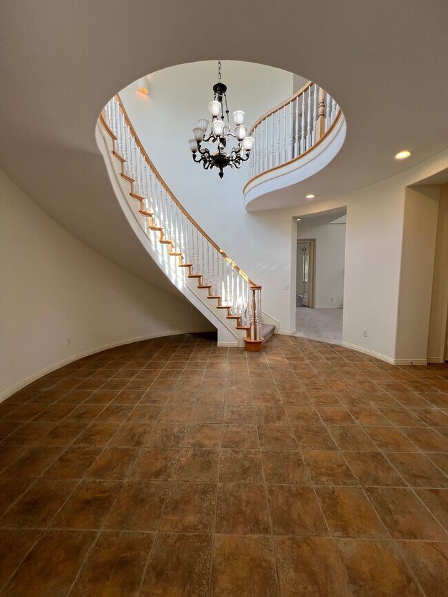 Building Photo - Luxury En Suite Living & Panoramic Views