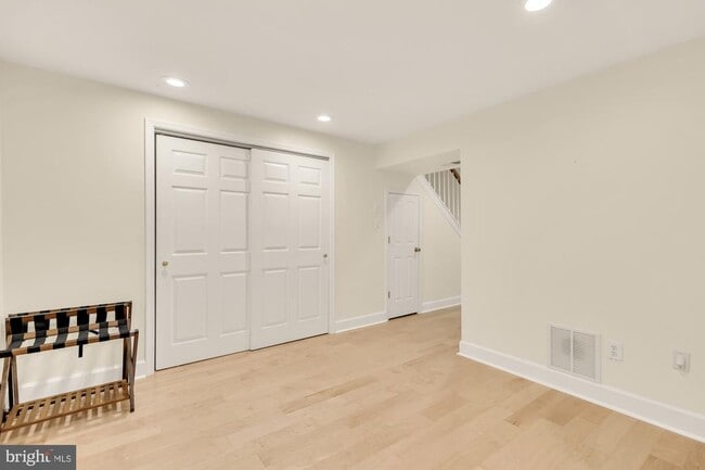 Building Photo - 2536 S Walter Reed Dr