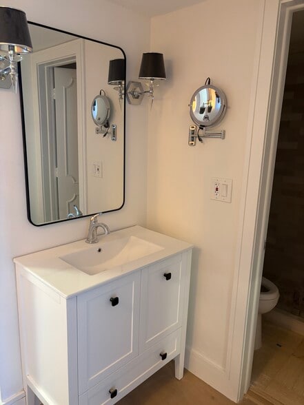 Building Photo - 1069 Hillsboro Mile