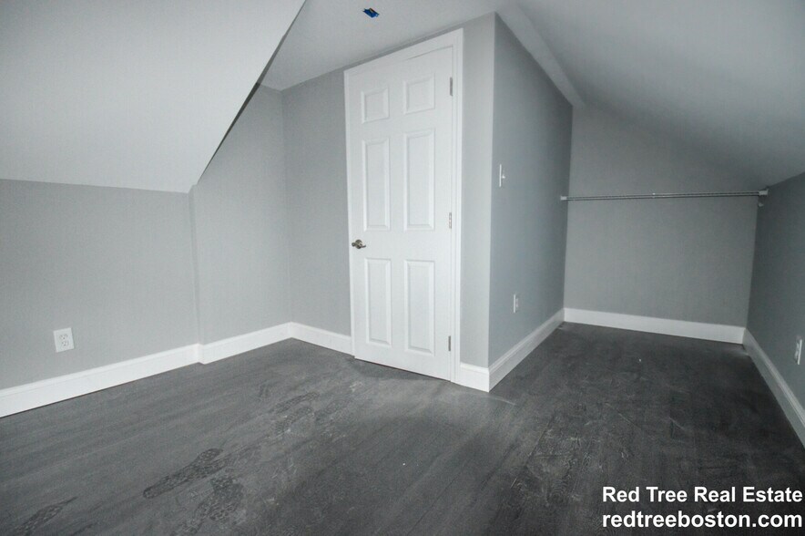 Building Photo - 158 Hillside St