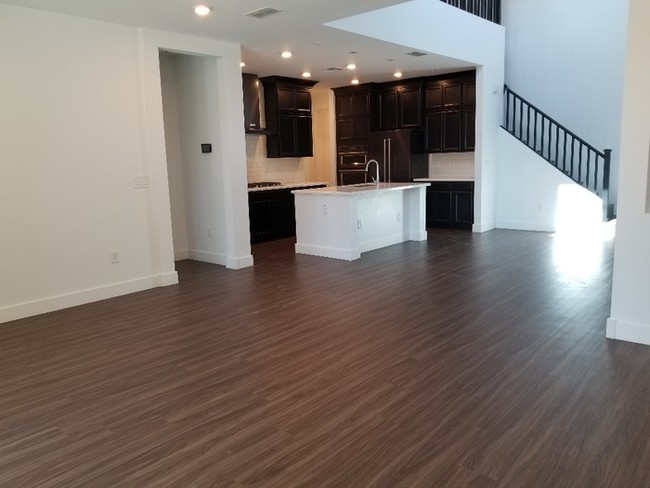 Building Photo - AMAZING TOWNHOME IN MCQUEEN AND OCOTILLO