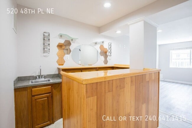 Building Photo - 520 48th Pl NE