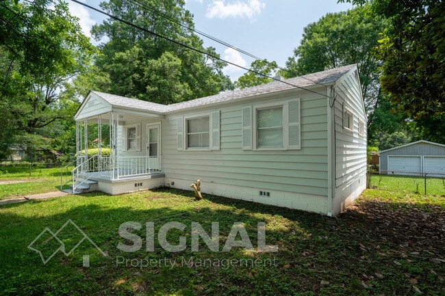 Building Photo - 3038 Highland Dr