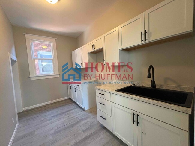 Building Photo - Five Bedroom House | 2 Full Bath | Move In...