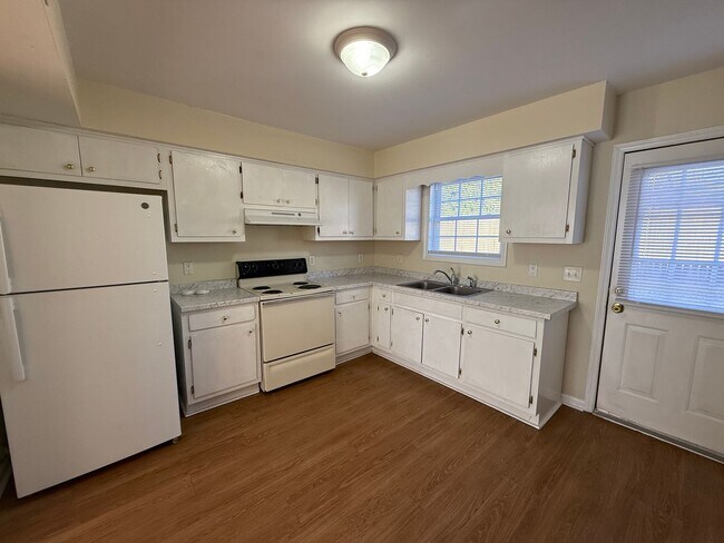 Building Photo - Two bedroom, 1.5 townhouse in Graham (Park...