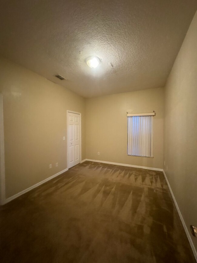 Building Photo - Spacious 3 bedroom, 3 bath, 3 car garage h...