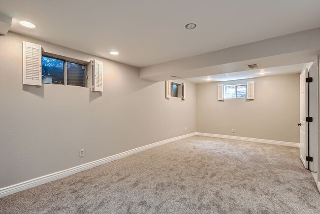 Building Photo - Stunning Home by Arapahoe Lake