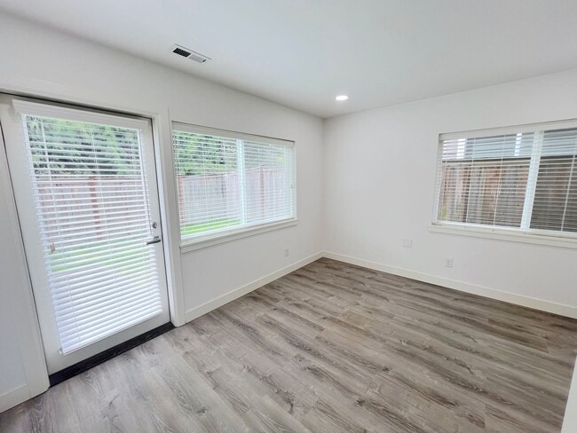 Building Photo - Spacious 4-Bedroom/3.5-Bathroom Townhome i...