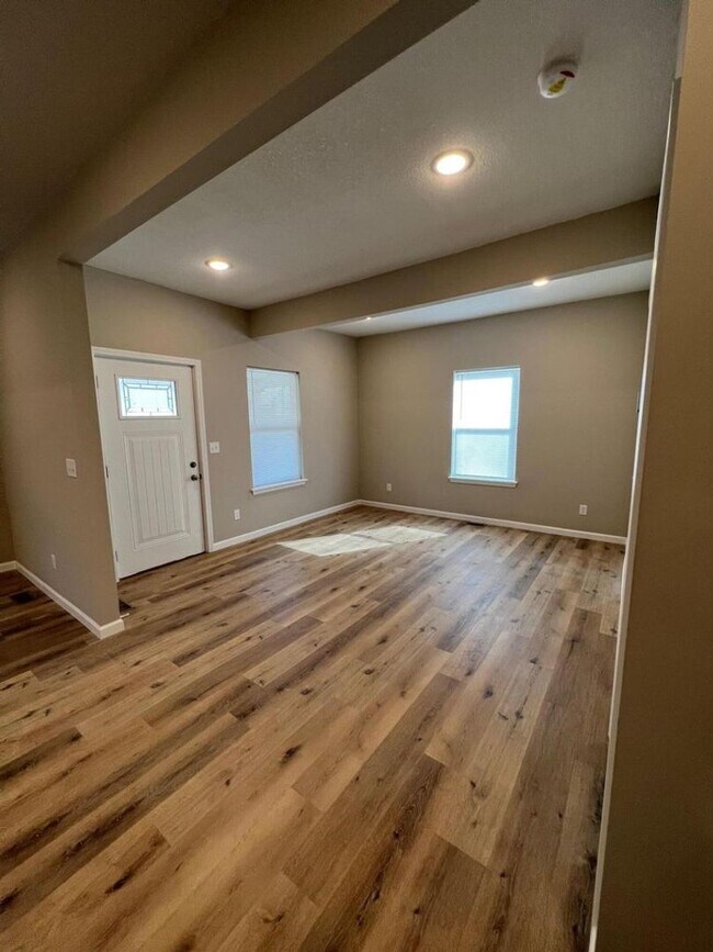 Building Photo - Beautifully Updated 4 Bed 2.5 Bath House!