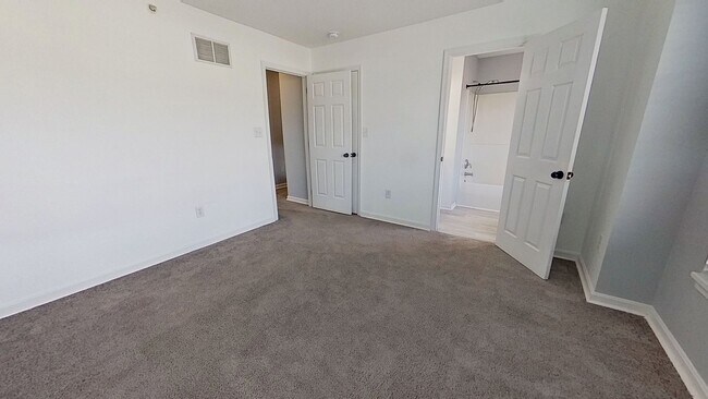Building Photo - 450 Fisher Dr