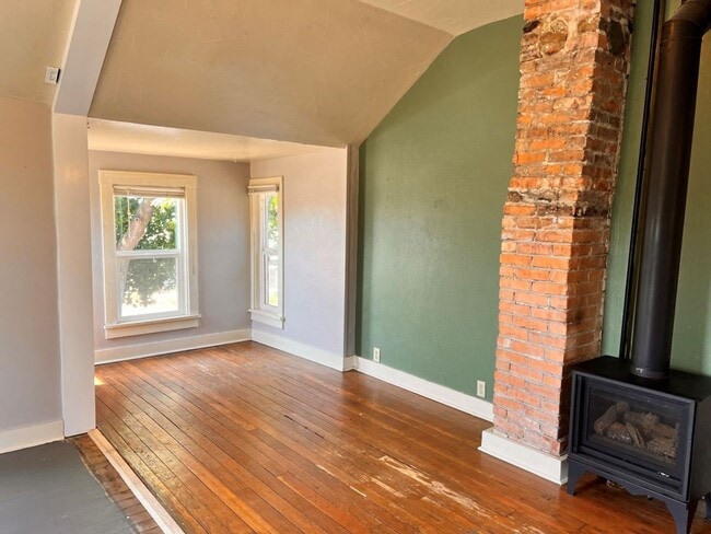 Building Photo - One Bedroom Apartment Home! Pet Friendly